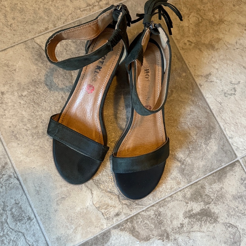 HOT KISS 💋 ARMY GREEN Ankle Strap Chunky Heels size 8.0 US